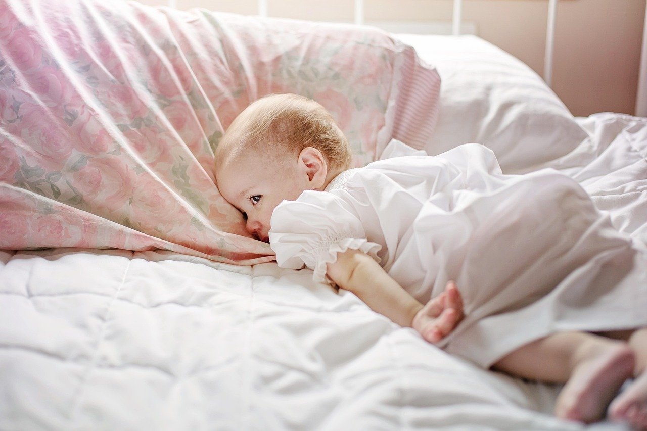baby, bett, lügnerisch, blätter, kissen, kind im bett, bettzeit, kleinkind, niedlich, baby, baby, baby, baby, baby, bett, kissen