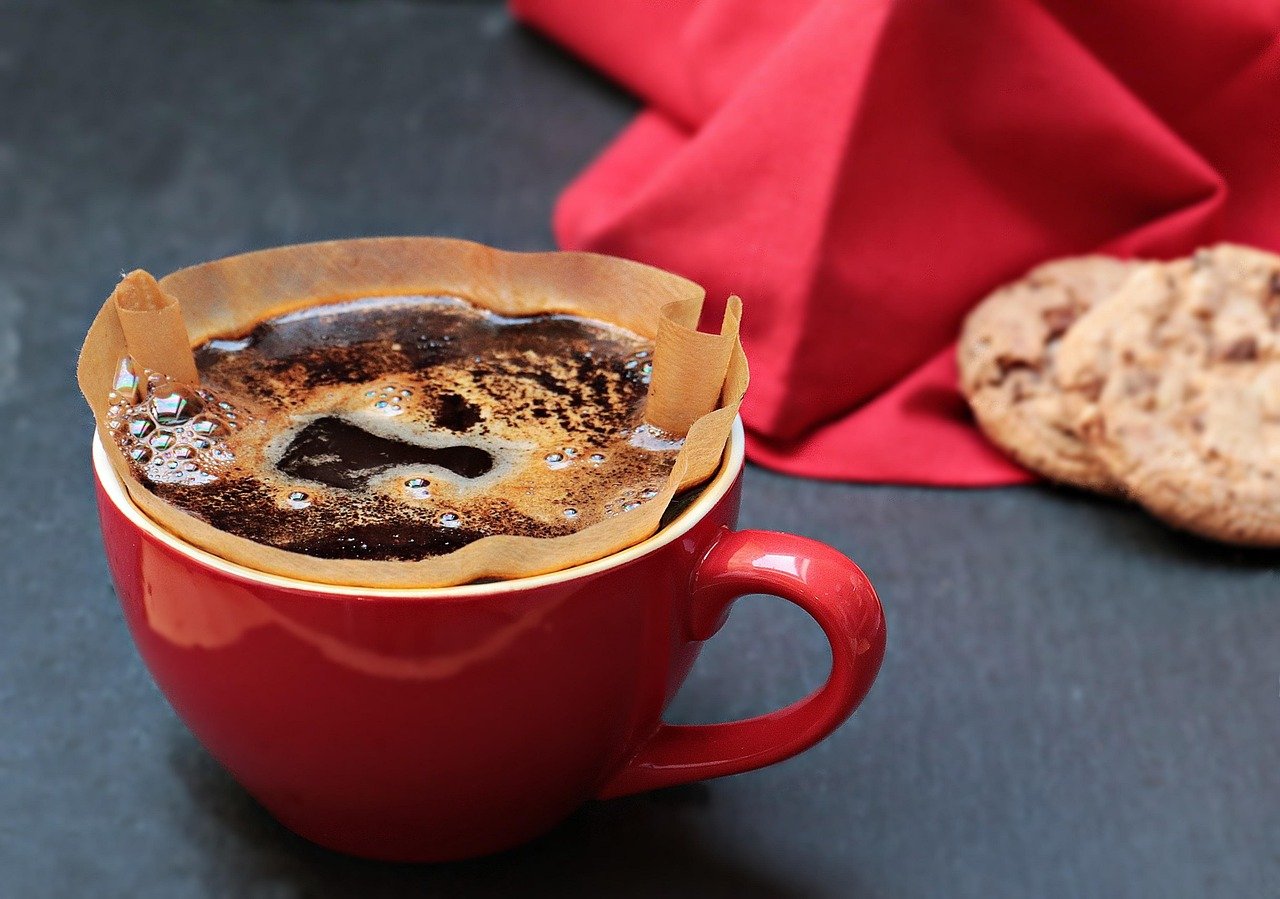 café, tasse, filtre, filtre à café, filtre en papier, café infusé, café noir, caféine, pause café, café matinal, tasse à café, tasse de café, boire, boisson, arôme, stimulant, vaisselle, coupe rouge, café, café, café, café, café
