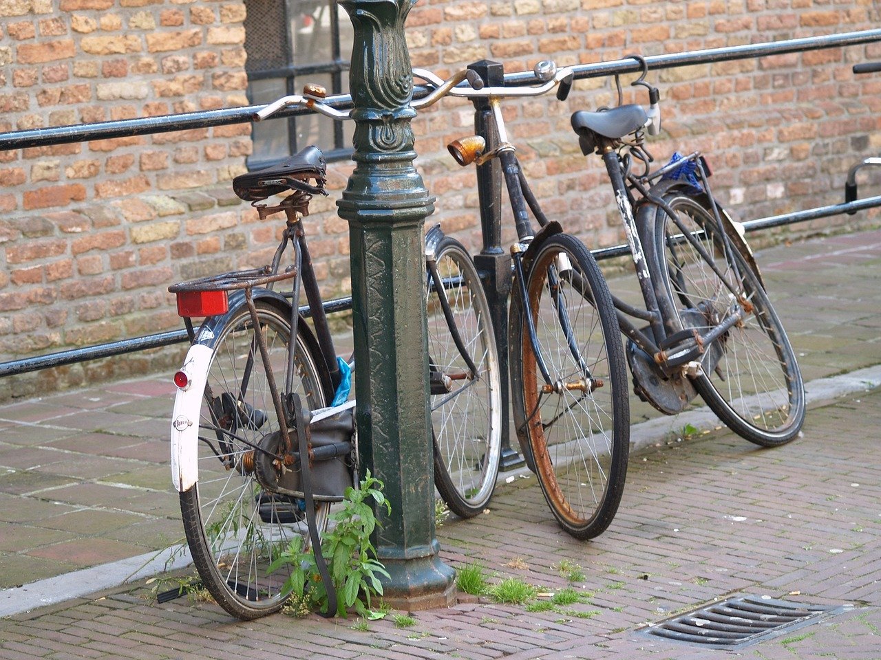 fiets, holland, nederland, amsterdam, stad, weg, steeg, lantaarn, traliewerk, lamp, elektrische ezel, wiel, oud, gebroken, vriendschap, reflector, zadel, rem