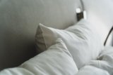 Warum das Memory-Foam-Kissen den Daunenklassiker langsam aus deutschen Betten verdrängt